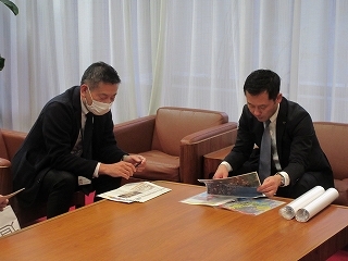 写真：面談（中日本高速道路名古屋支社多治見保全・サービスセンター所長ら）