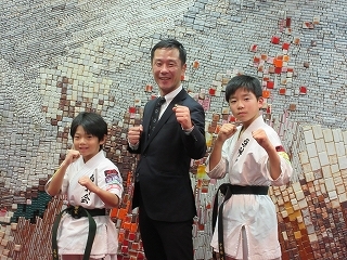 写真：表敬訪問（栄神会選手ら）