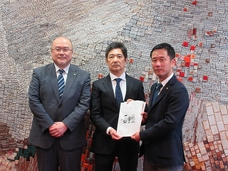 写真：ハッピープラン素案の受領