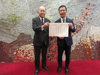 写真：大島健太郎様からの寄附受領