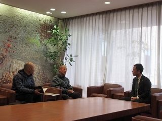 写真：面談（両藤舎代表取締役ら）