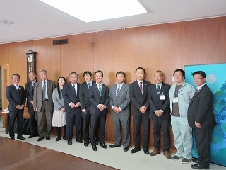 写真：政策提言、要請書受領