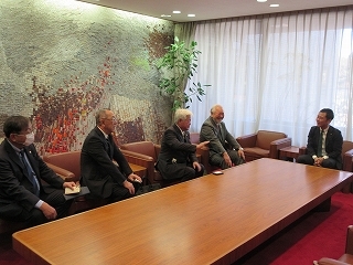 写真：面談（ライオンズクラブ国際協会334-B地区第一副地区ガバナーら）