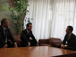 写真：面談（東濃信用金庫理事長ら）