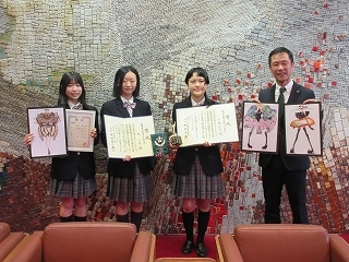 写真：表敬訪問（全国ファッションデザインコンテスト入賞者）