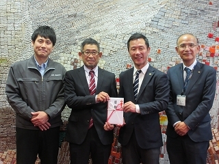 写真：石政佐藤石材からの寄附贈呈式