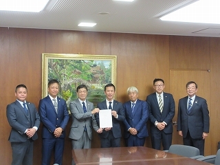 写真：多治見陶都ライオンズクラブから提言書受領