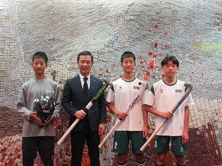 写真：表敬訪問（11人制ホッケー選手権大会出場者）