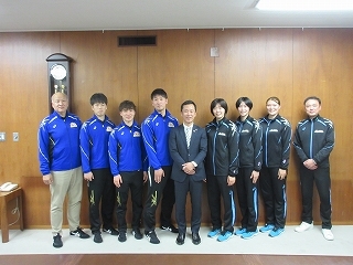 写真：表敬訪問（バレーボールV2リーグ選手ら）