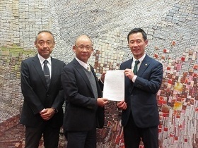 写真：自治労岐阜県本部、多治見市職員労働組合連合会から申入書など受領1