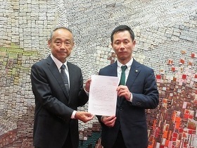 写真：自治労岐阜県本部、多治見市職員労働組合連合会から申入書など受領2
