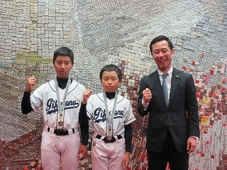 写真：表敬訪問（リトルリーグ野球西日本選手権大会出場者）