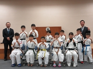 写真：表敬訪問（JKJO全日本ジュニア空手道選手権大会出場者）