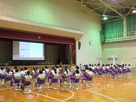 写真：笠原中学校いのちの授業視察1