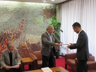 写真：多治見市文化財審議委員会から要望書受領
