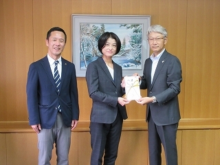 写真：新屋商店から寄附受領