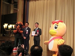 写真：平成観光から寄附金受領