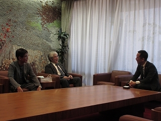 写真：面談（中部大学教授）