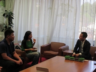 写真：面談（株式会社てまひま代表取締役ら）