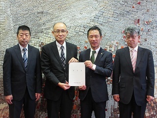 写真：多治見市建設工業会から要望書受領