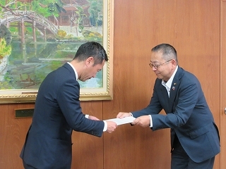 写真：令和6年度当初予算への要望書受領