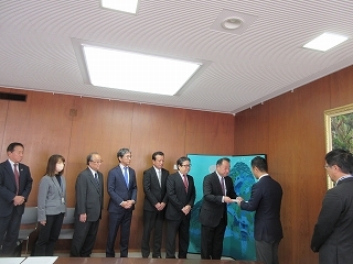 写真：多治見市総合計画審議会から答申受領