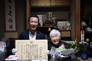 写真：100歳お祝い訪問