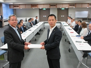 写真：多治見商工会議所から要望書受領