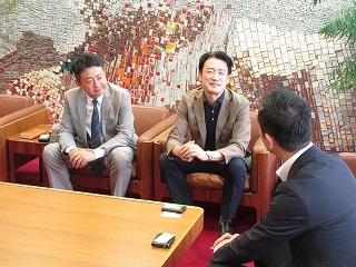 写真：面談（イオンモール土岐ゼネラルマネージャーら）