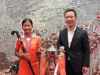 写真：表敬訪問（全国スポーツ少年団ホッケー交流大会優勝者）