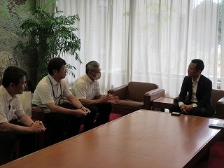 写真：面談（明和工業取締役社長）