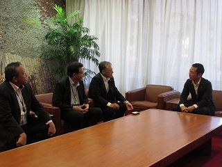 写真：面談（東濃信用金庫常務理事）