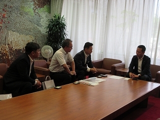 写真：面談（TOTOマテリア株式会社）