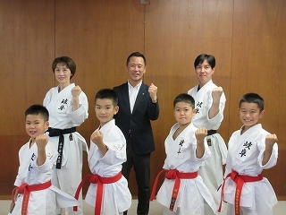 写真：表敬訪問（少年少女空手道選手権大会、日本スポーツマスターズ出場者）