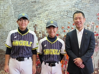 写真：表敬訪問（全日本中学女子軟式野球大会出場者）