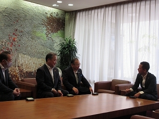 写真：面談（TSUCHIYA株式会社）