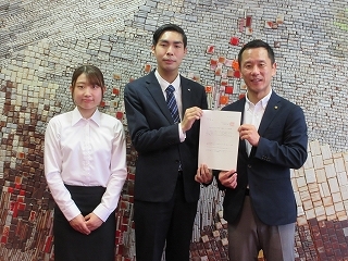 写真：多治見市はたちの集い実行委員会から要望書受領