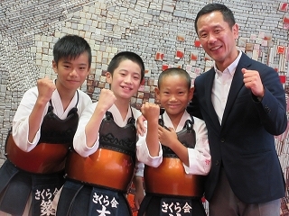 写真：表敬訪問（第57回全国道場少年剣道大会出場者）