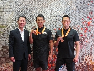 写真：表敬訪問（世界マスターズ水泳選手権2023九州大会出場者）