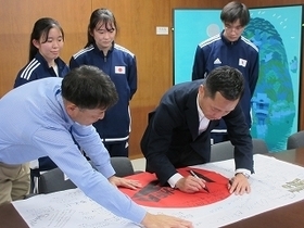 写真：表敬訪問（ダブルダッチ世界大会出場者）1