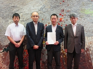 写真：多治見市建設工業会長から要望書受領