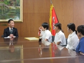 写真：表敬訪問（中部地区実業団女子剣道大会優勝者）1