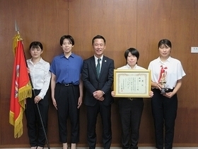 写真：表敬訪問（中部地区実業団女子剣道大会優勝者）2