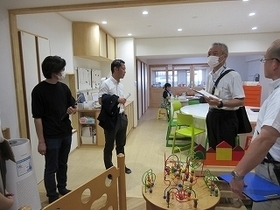 写真：岩倉市保育園送迎ステーション視察2