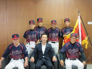 写真：表敬訪問（全日本古希軟式野球大会出場選手）