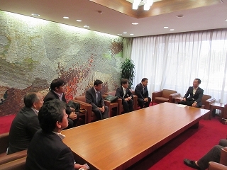 写真：多治見市管工事協働組合から要望書受領