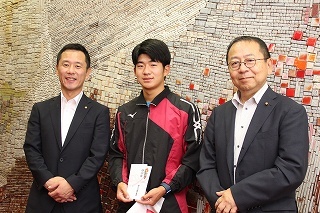 写真：表敬訪問（全日本大学ソフトテニス王座決定戦出場者）