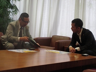 写真：面談（岐阜新聞社）