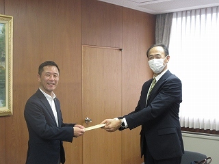 写真：多治見市美濃焼タイル振興協議会から要望書受領