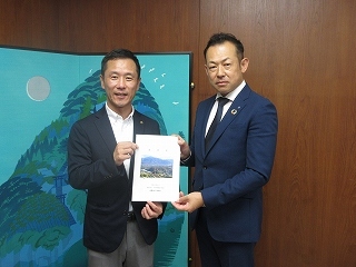 写真：岐阜県測量設計業協会から要望書受領